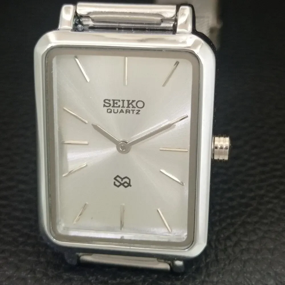 Vintage Style Seiko Quartz Mens Silver Watch & Silver accents W/ Steel Strap - Picture 3 of 8